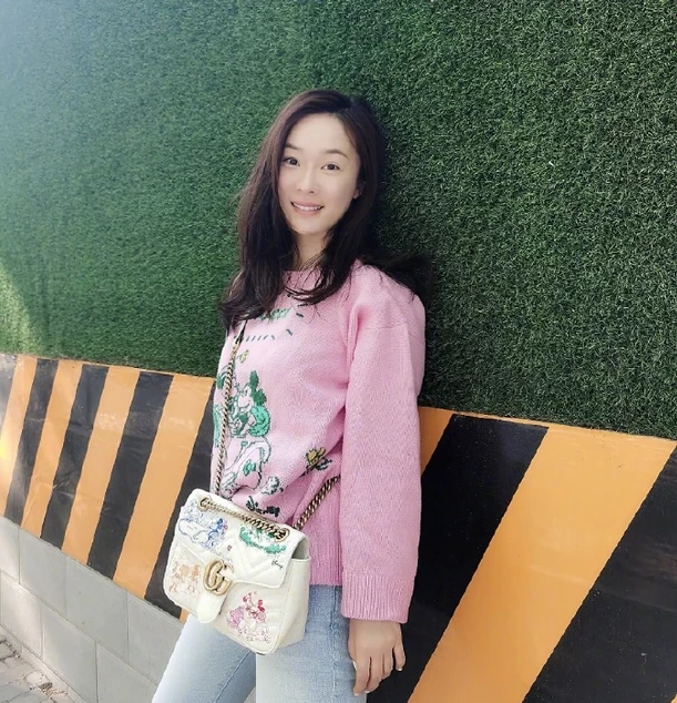不怕杜江吃醋？霍思燕深夜與神秘男子談心，車上吞云吐霧如大姐大