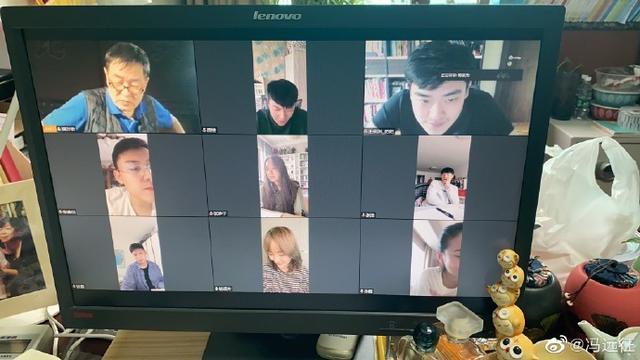 67岁老艺术家濮存昕，驼着背为学生讲课！女儿结