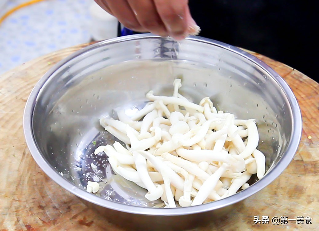 图片[8]-厨师长教你干煸白玉菇做法 香辣过瘾-起舞食谱网