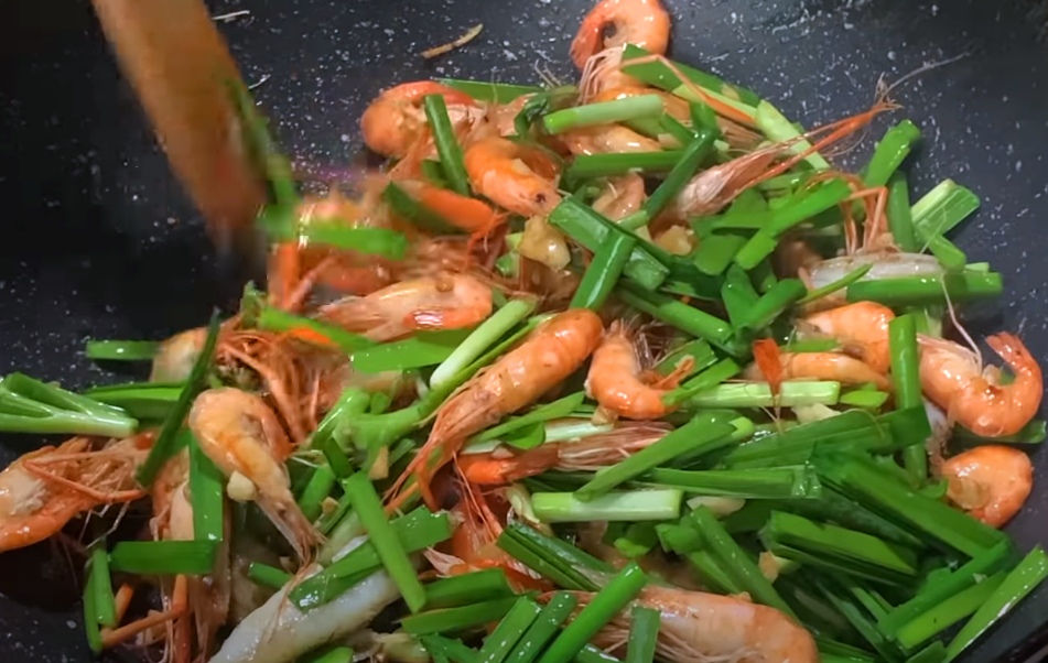 Two ways to eat a plate of river prawns, delicious and delicious.