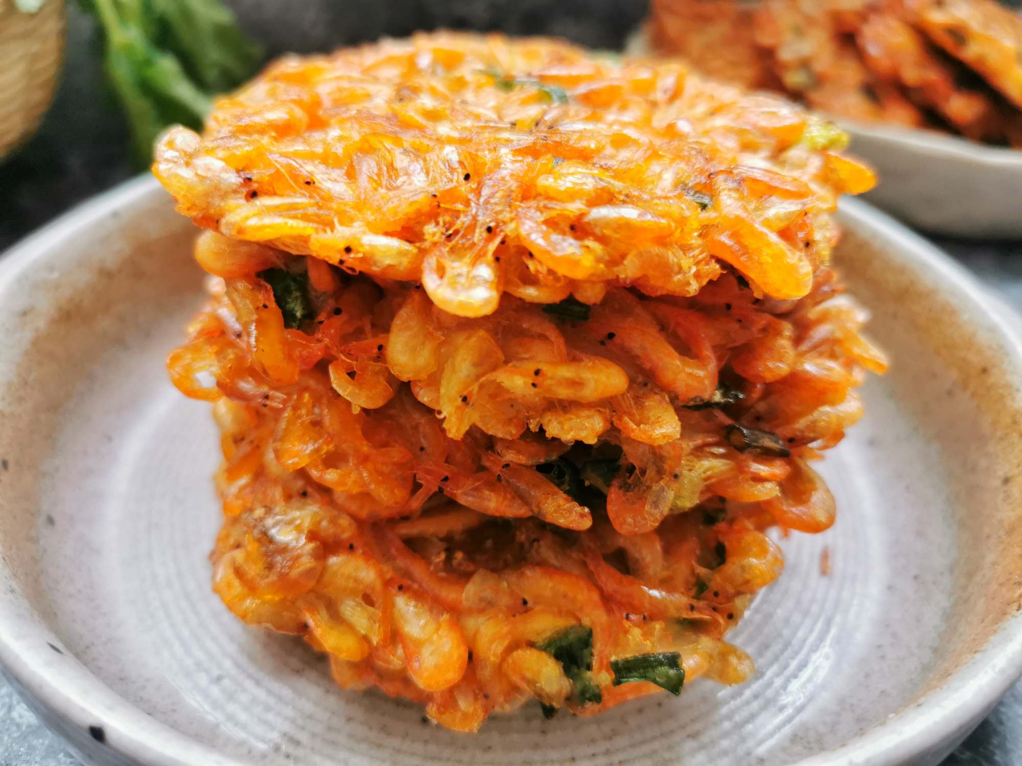 孩子长个头，我给他做虾饼，金黄酥脆倍儿香，连壳儿都吃完