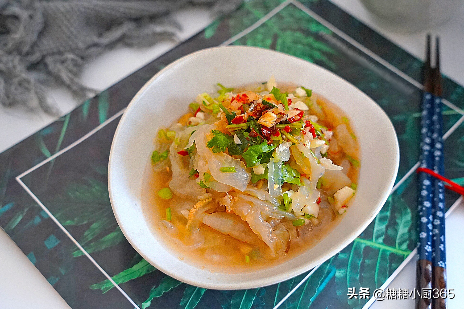 然后将腌制好的海蜇丝,倒入一个盘子里,再浇入调料汁拌匀即可食用.