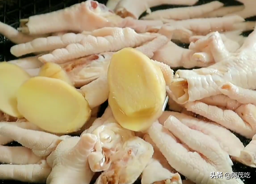 Spicy chicken feet in cold and spicy sauce, it tastes so enjoyable