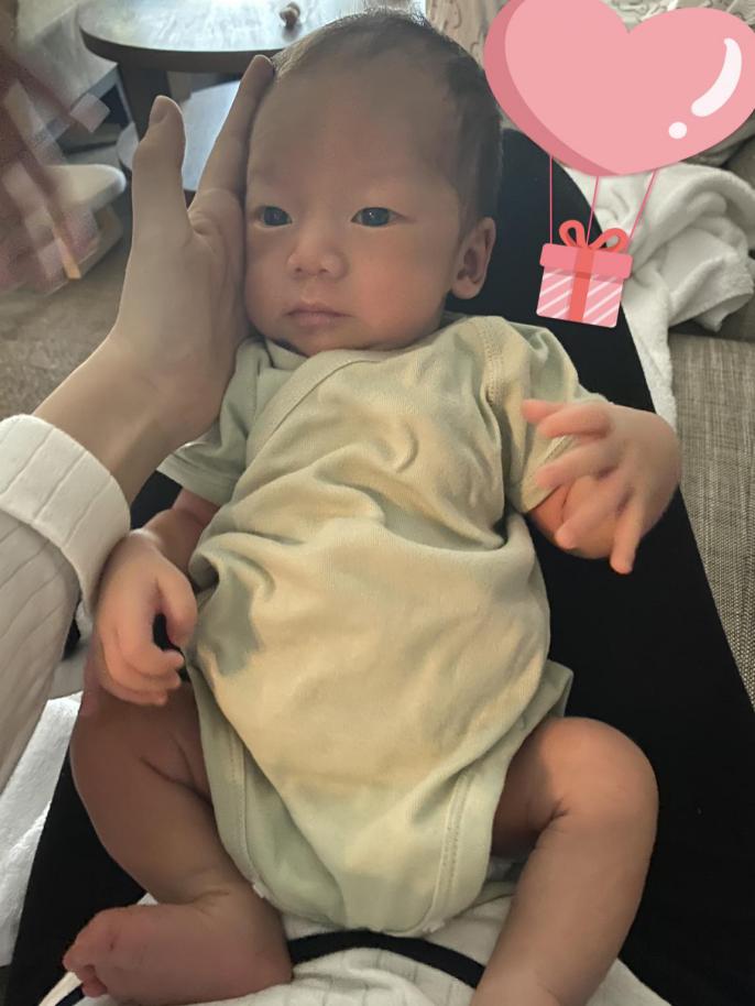 正面|GAI晒儿子正面照 GAI爷变身奶盖，秀幸福频率越来越高了