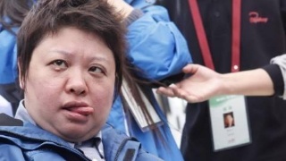 身为歌手，韩红是怎么走上慈善之路的，他做出了哪些努力？