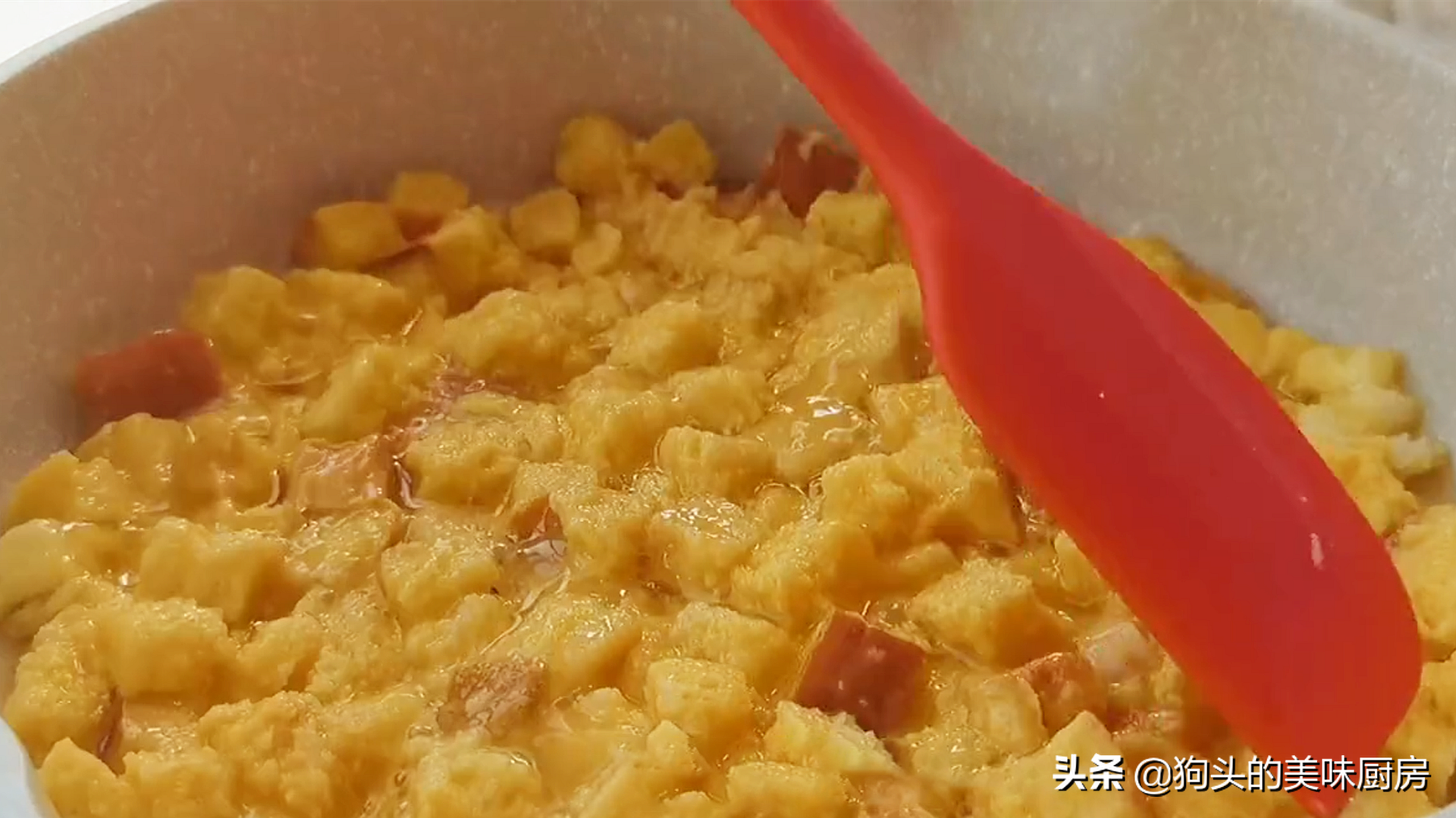 想吃披薩不用出去買，在家就能做，不和麵不揉麵，十分鐘就出鍋