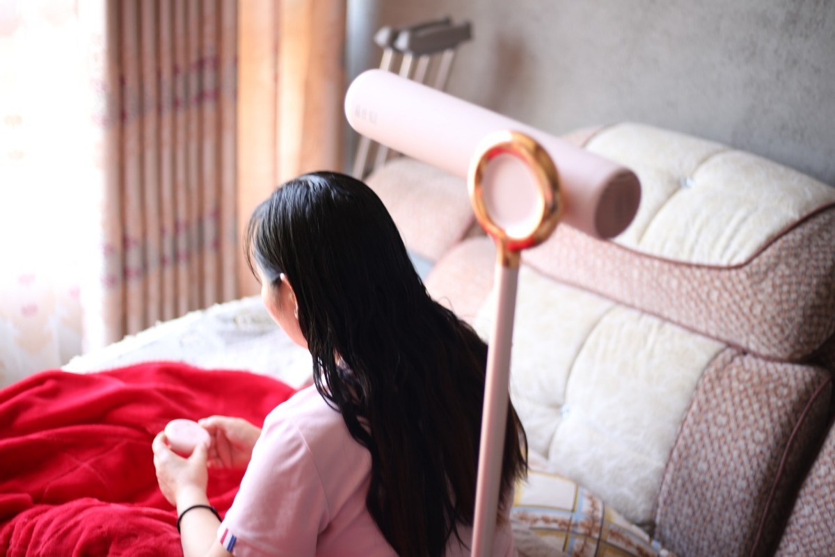 解放双手，时间更自由，品仕乐3D护发立式吹风机