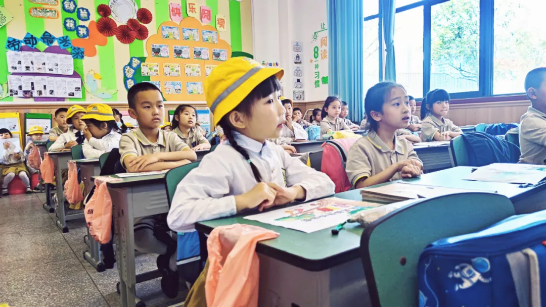 「百花快讯」看!双流区实验小学外国语学校校园惊现小黄帽