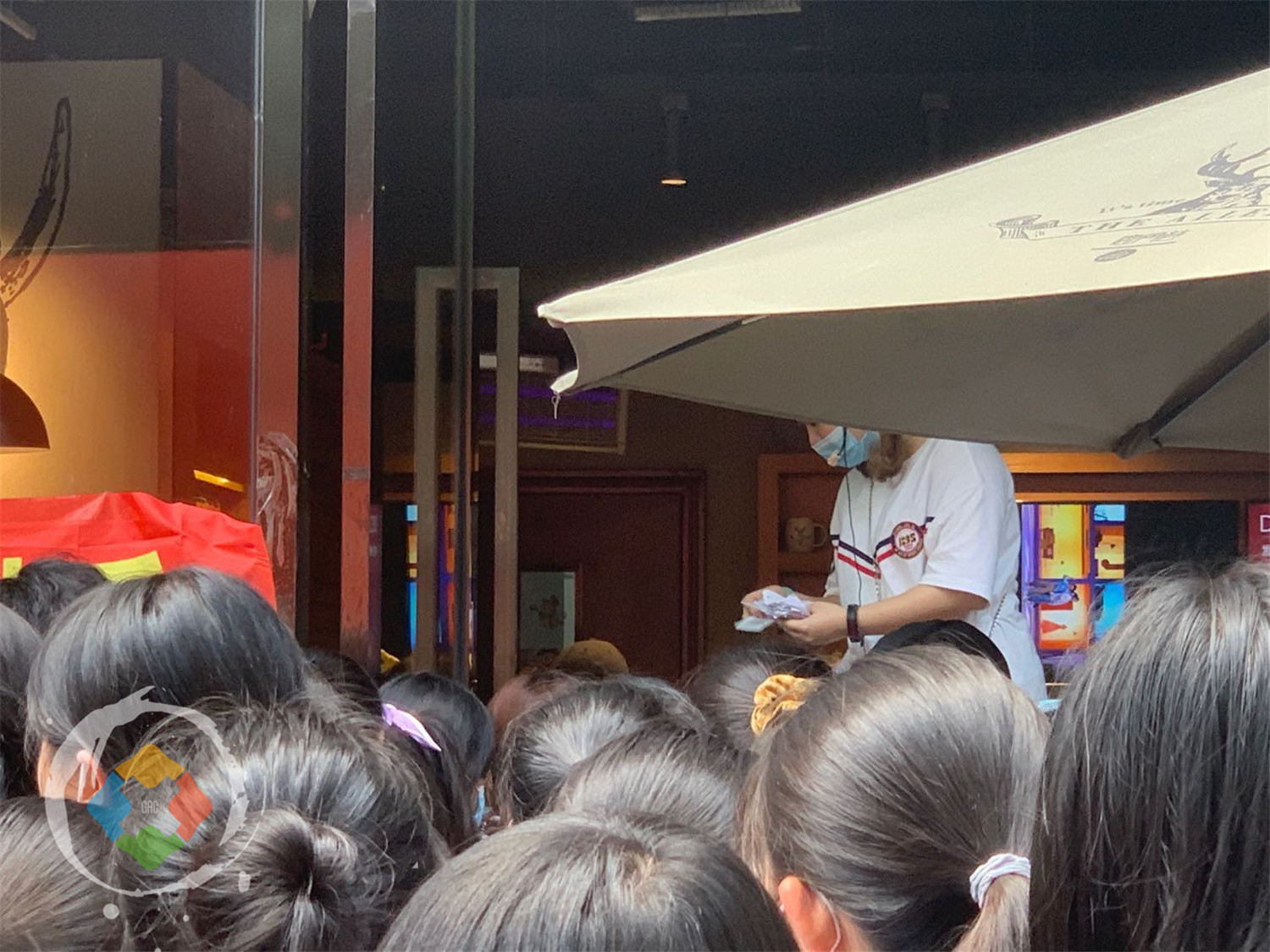 重庆奶茶店被追星族包围，门前水泄不通，都是来看谁的？