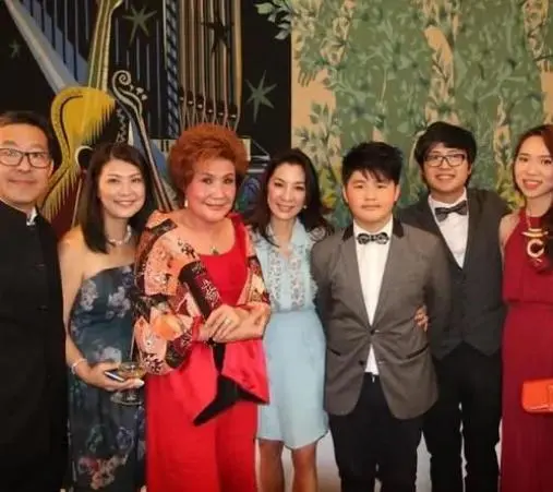 57岁杨紫琼罕见晒家庭照，网友却误把杨紫琼老公与丈母娘当夫妻？