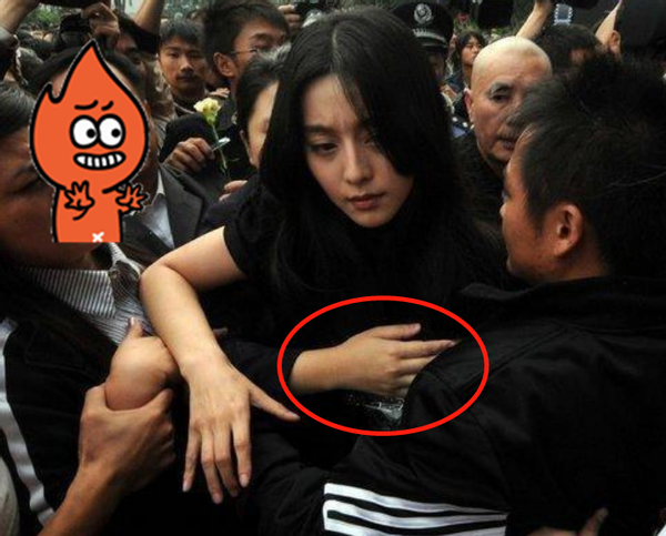 Female star of famous Qing Chun is pulled by the man hair! Airport within an inch of kisses by force by him, cry for help to escape hastily aloud