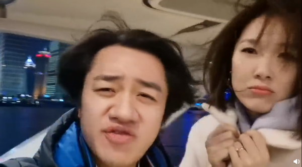 王祖藍夫妻豪華遊艇過節，吃燭光晚餐嘟嘴吻，李亞男卻凍得臉發白