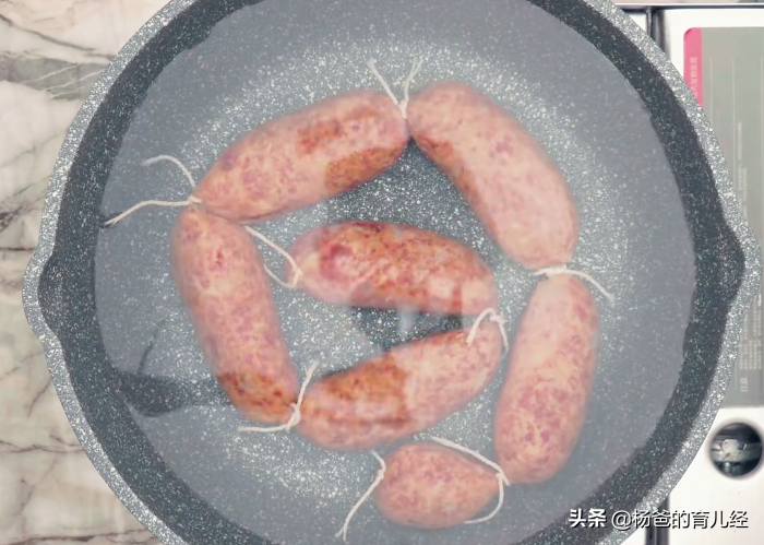 孩子愛吃的脆皮小香腸，在家教你輕鬆做，軟嫩鮮香又美味，真解饞