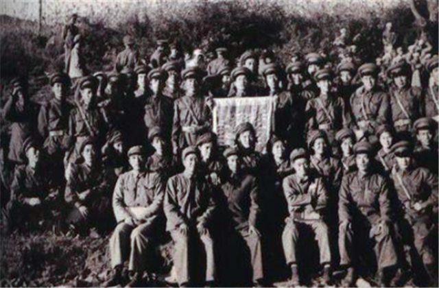 1951年朝鲜战场：彭德怀险遭警卫枪击