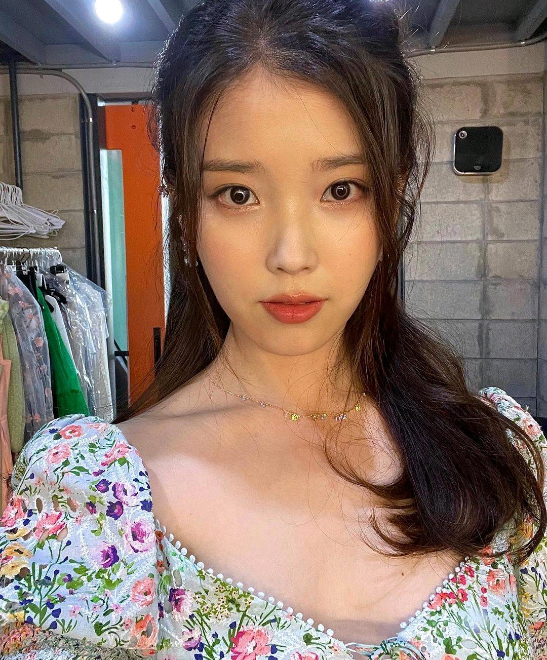 和宋慧喬並稱中小企業的IU：今年最多賺527億！ 所到之處都賺錢