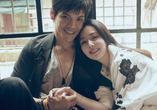 ​向太夫妇被偶遇，向华强一身名牌超时尚，坐头等舱飞北京看孙女