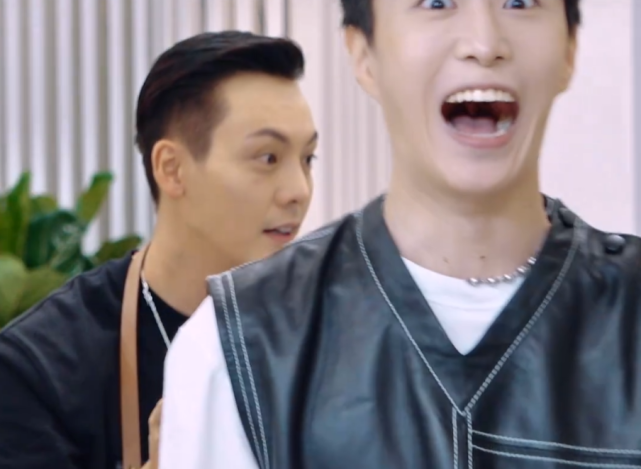 陈伟霆告诉周扬青卫生间有镜头，她的回应，比