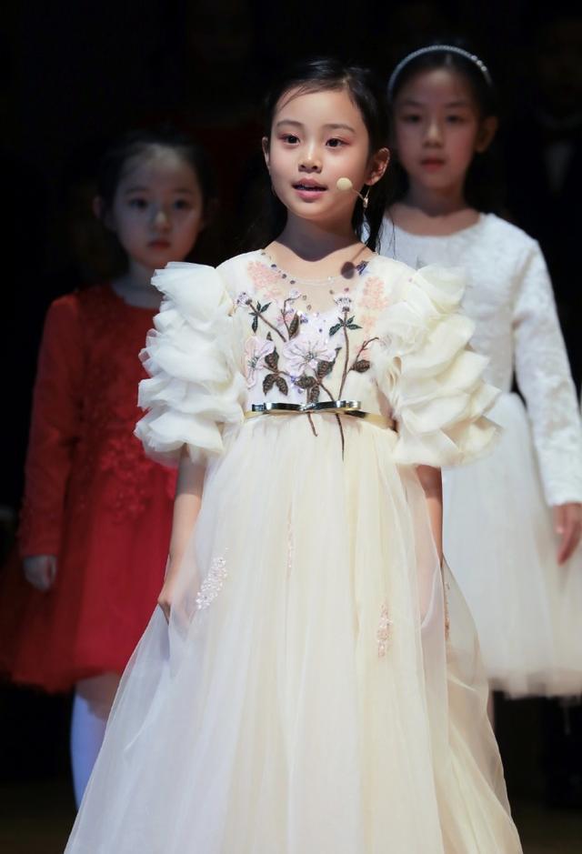 甜馨鋼琴獨奏《冰雪奇緣》，穿藍色紗裙氣質佳，笑容甜美颱風穩健