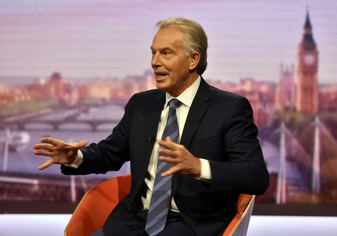英国前首相沉迷挣钱不能自已,还好他儿子为英国学生们做了件好事
