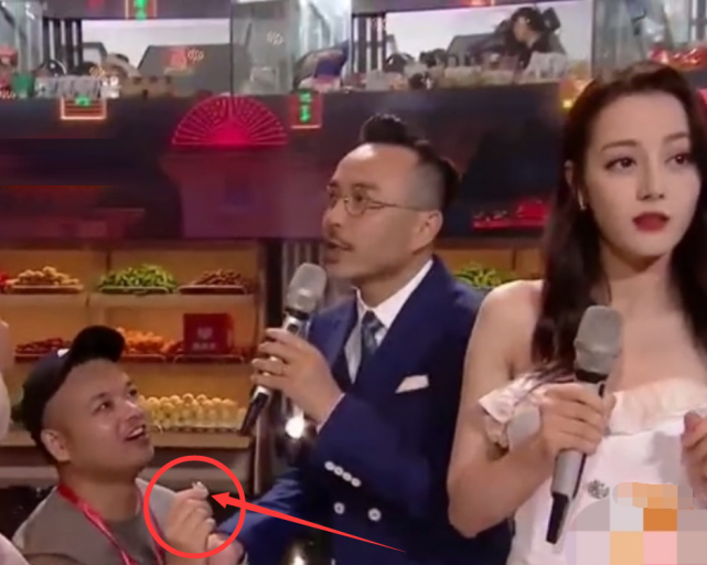 迪丽热巴直播被陌生男举钻戒求婚，汪涵及时拖