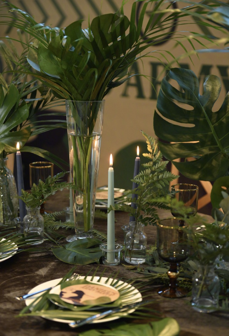 霍思燕晒照为7岁嗯哼庆生，一家三口亲吻、许愿，画面温馨