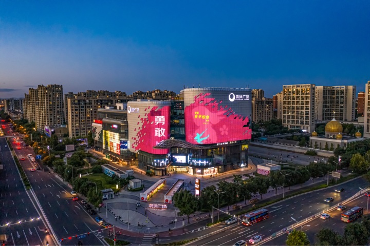 嘿，对面的大小朋友看过来！优酷地标无人机户外广告喊你过六一