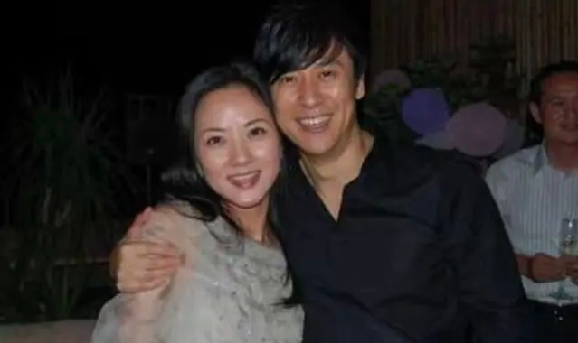 52岁解晓东现身酒吧嗨唱，衣服却显不合身，隐退歌坛后身价过亿