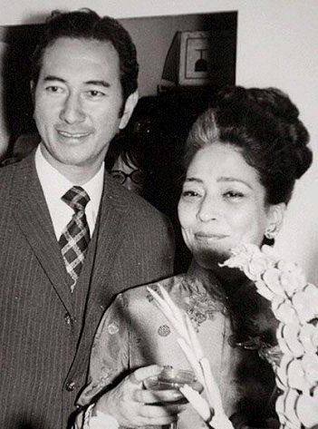 赌王去世霍家全体送别，霍老太太去世何家无人