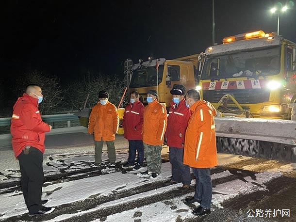 一场清雪保通战在夜幕下打响——莎车分局清雪除冰保通侧记