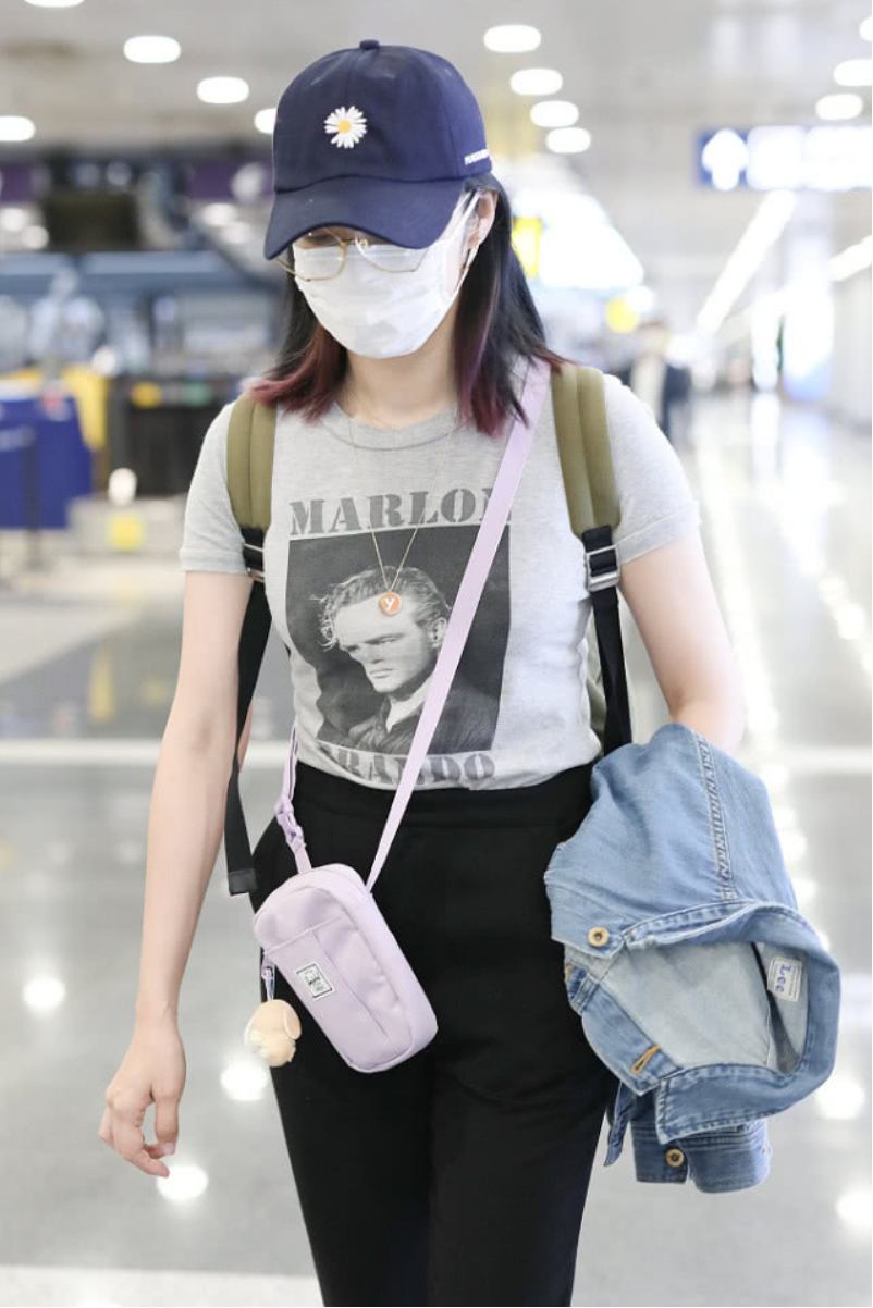 姚晨是胖了吗，穿身休闲装走机场，却感觉把衣服撑的紧蹦蹦