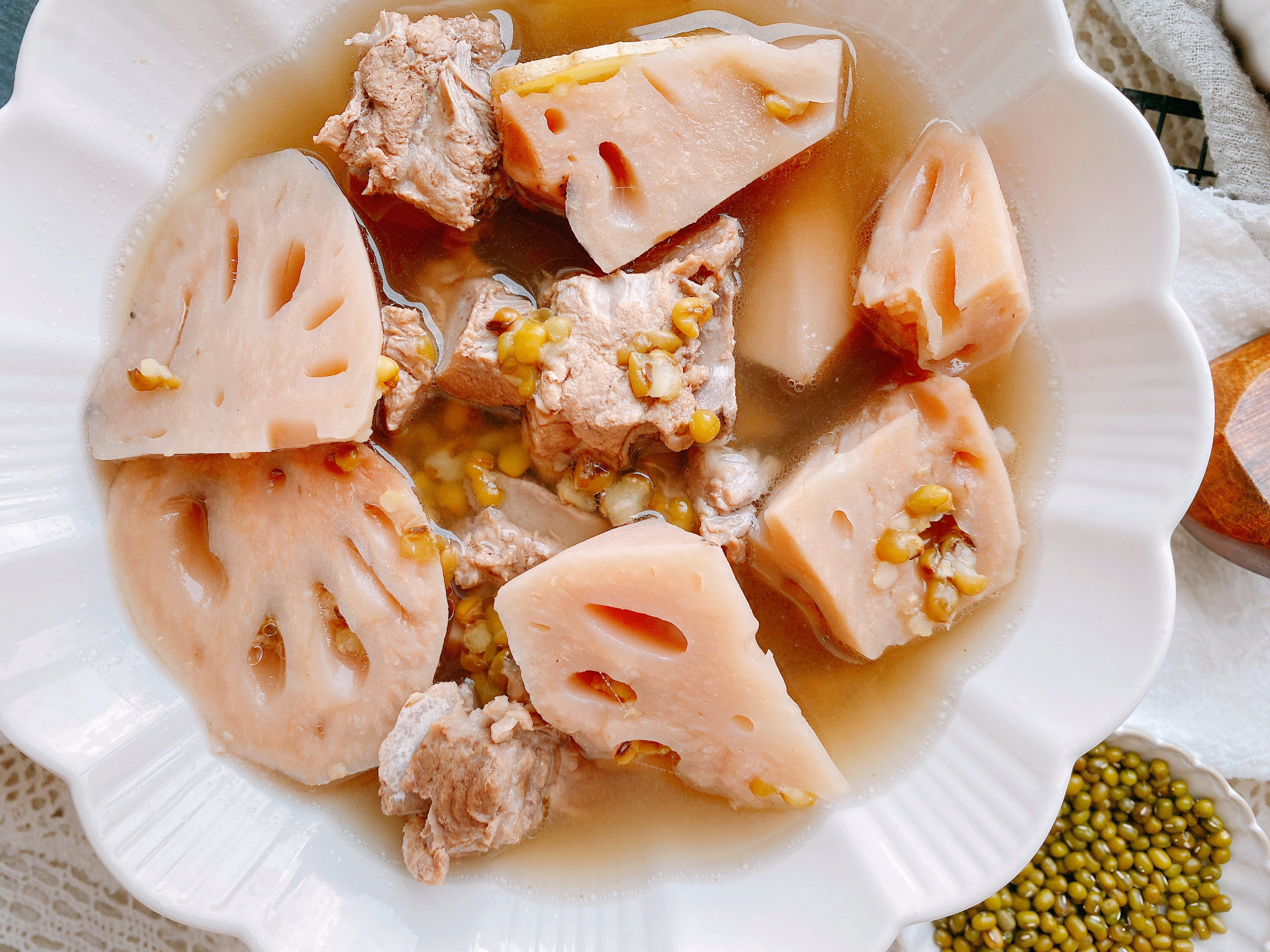 2节莲藕1把绿豆，炖出最适合秋天的汤，清热降火健脾补钙，超好喝