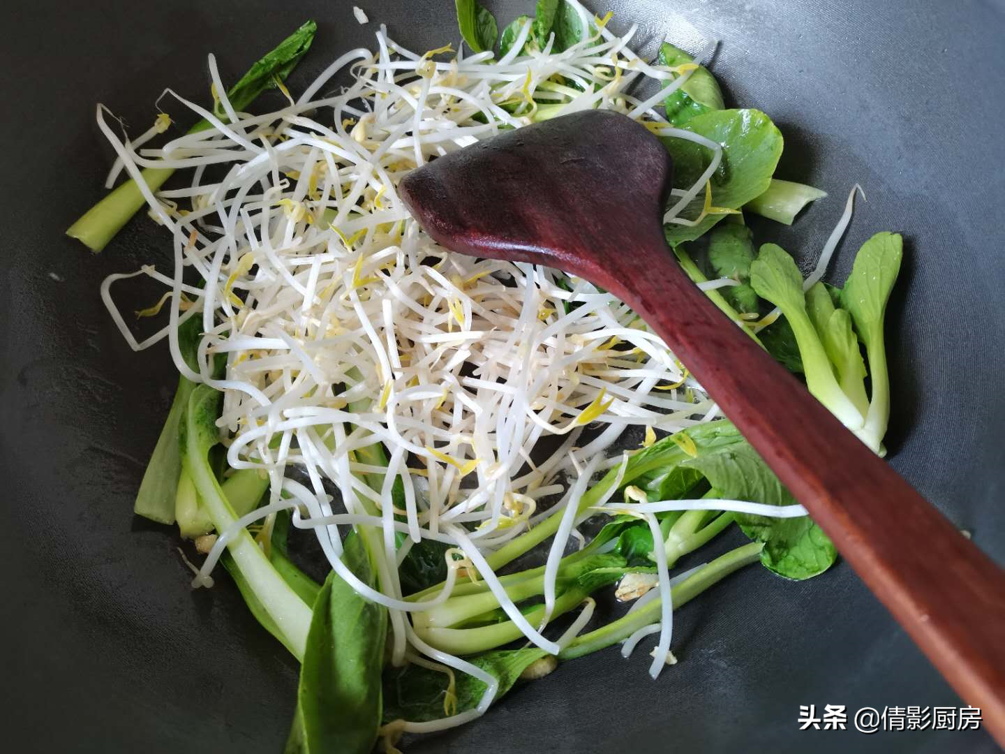 When using dried noodles to make fried noodles, master these 2 tricks. The fried noodles are not only strong but also non-sticky.