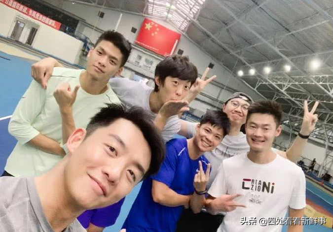 张国伟为郑恺送礼物，直播间炸屏：开始龙吸水吧