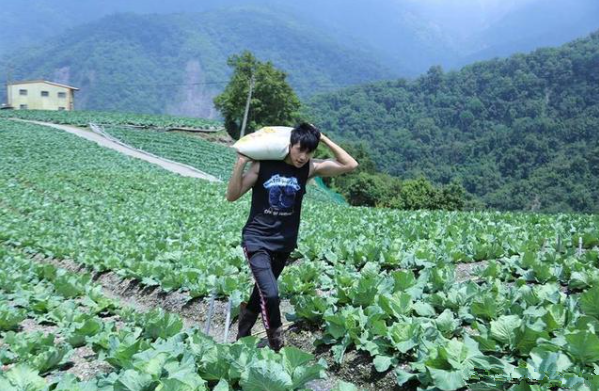 知名男团成员生活窘迫，口袋只有400块，无奈返回家乡继续当农民