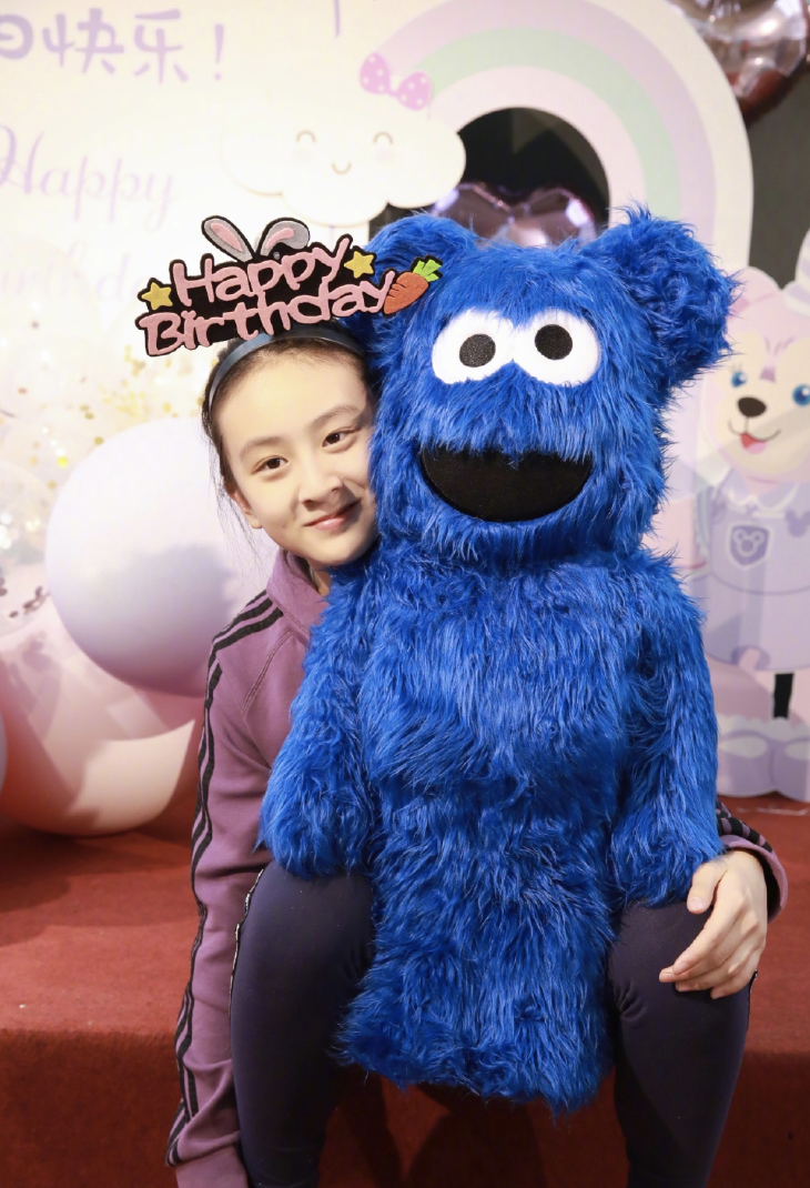 田亮葉一茜為13歲女兒慶生，森碟和爸爸共用一張臉，乖巧又美麗