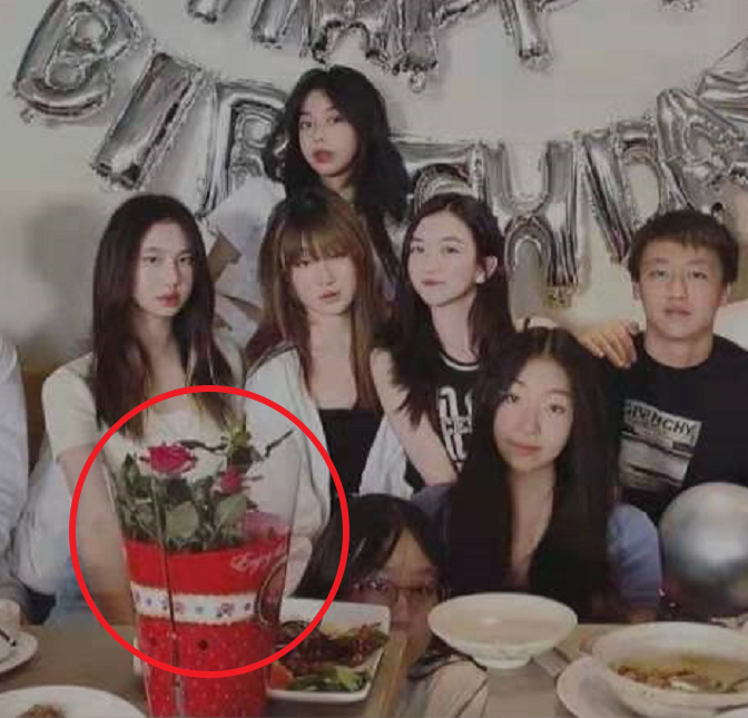 李嫣15岁生日轮番庆生，男友风球服被送玫瑰，与好友合影气质出众