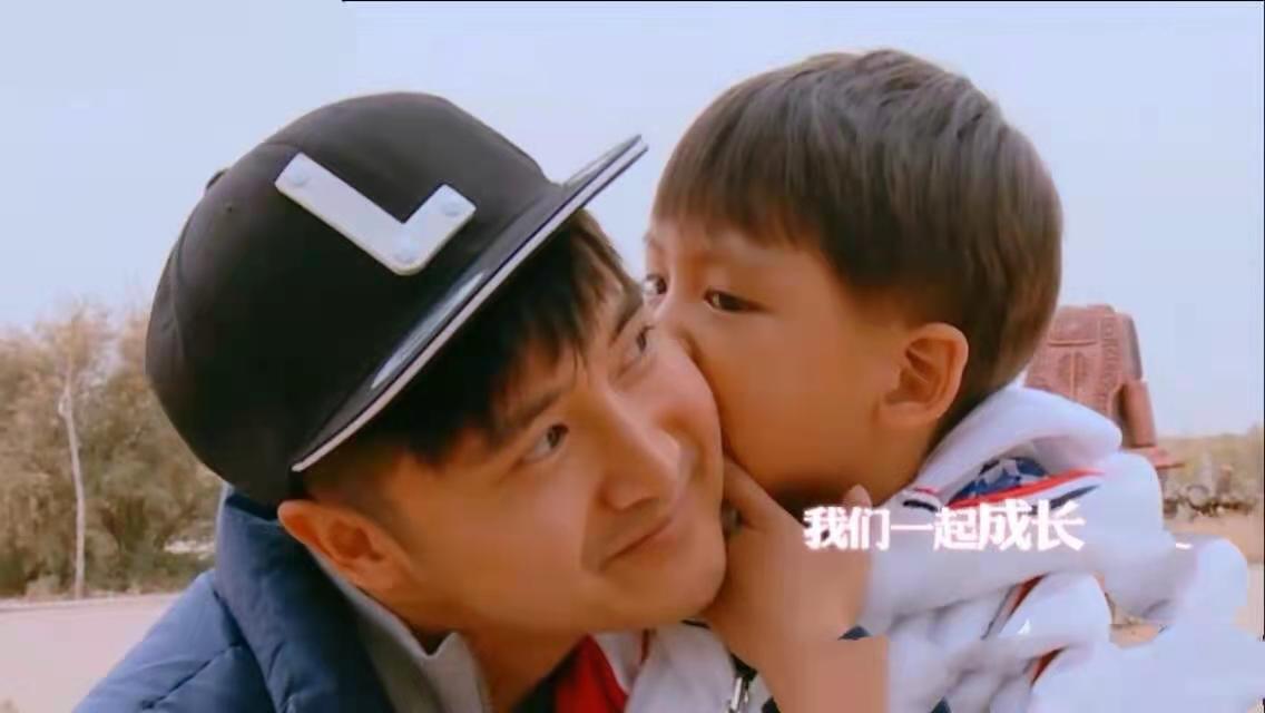 田亮一家四口现身机场，13岁森碟高挑显眼，弟弟身高已到妈妈肩膀