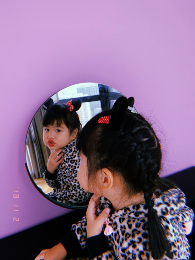 包貝爾慶女兒滿6歲，餃子穿西裝耍酷氣場超強，小小年紀星味兒足