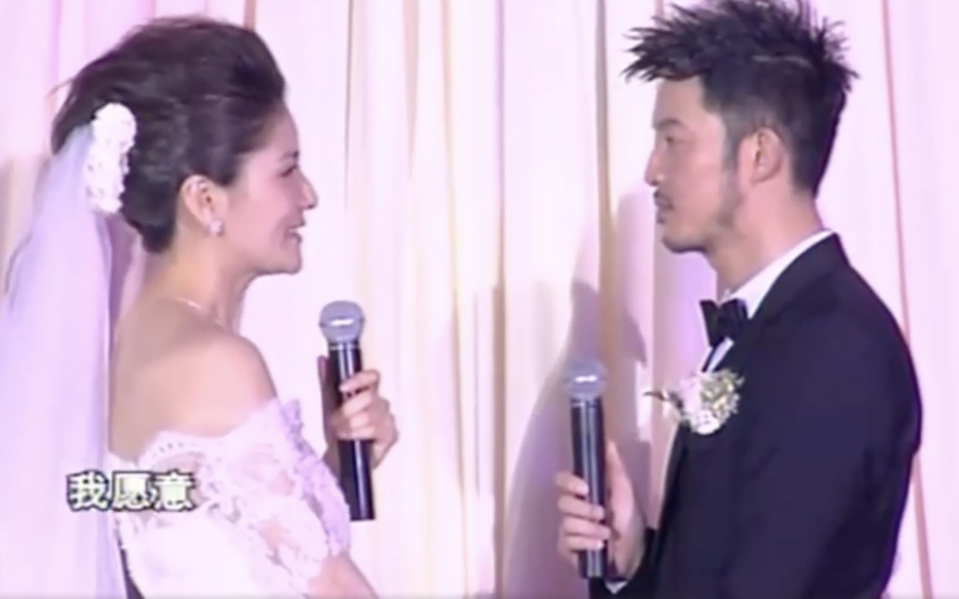 沙溢曬證件照慶祝結婚十週年，曾在婚禮現場穿婚紗熱舞太經典