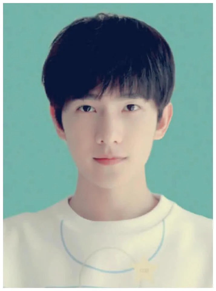 同是证件照：杨洋养眼不算啥，看到王俊凯：我