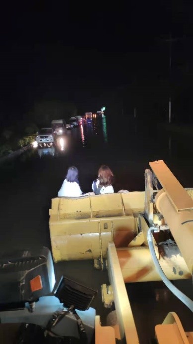 直击暴雨后的郑州：秩序逐渐恢复，救援队员喃喃说，兄弟一路好走
