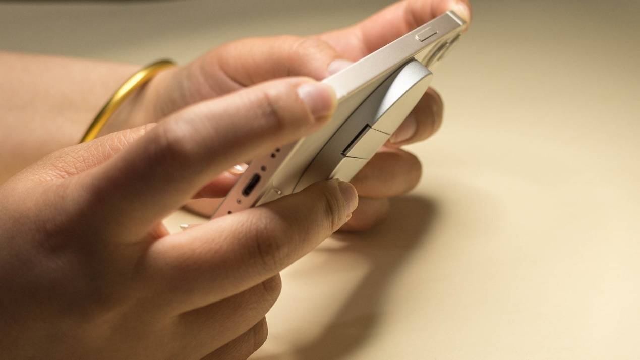 1.Magsafe新选择-ESR亿色磁吸无线充