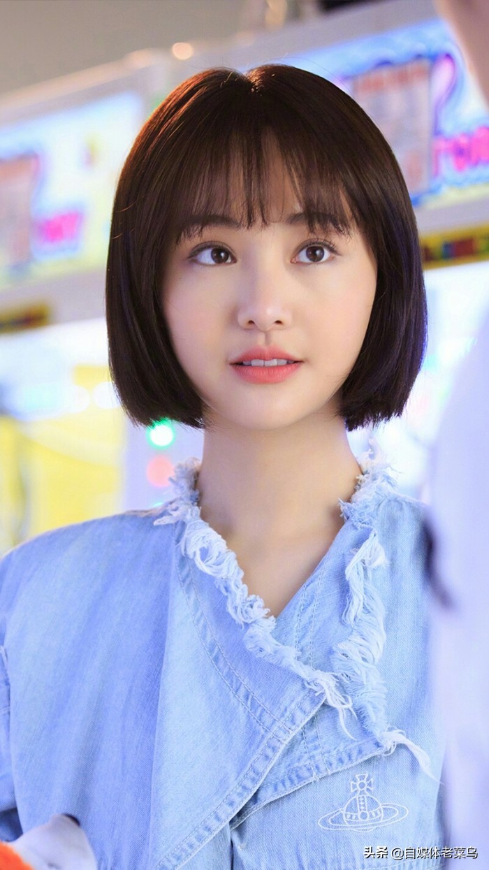 郑爽的海报曝光，“泡面头”造型好减龄，看起