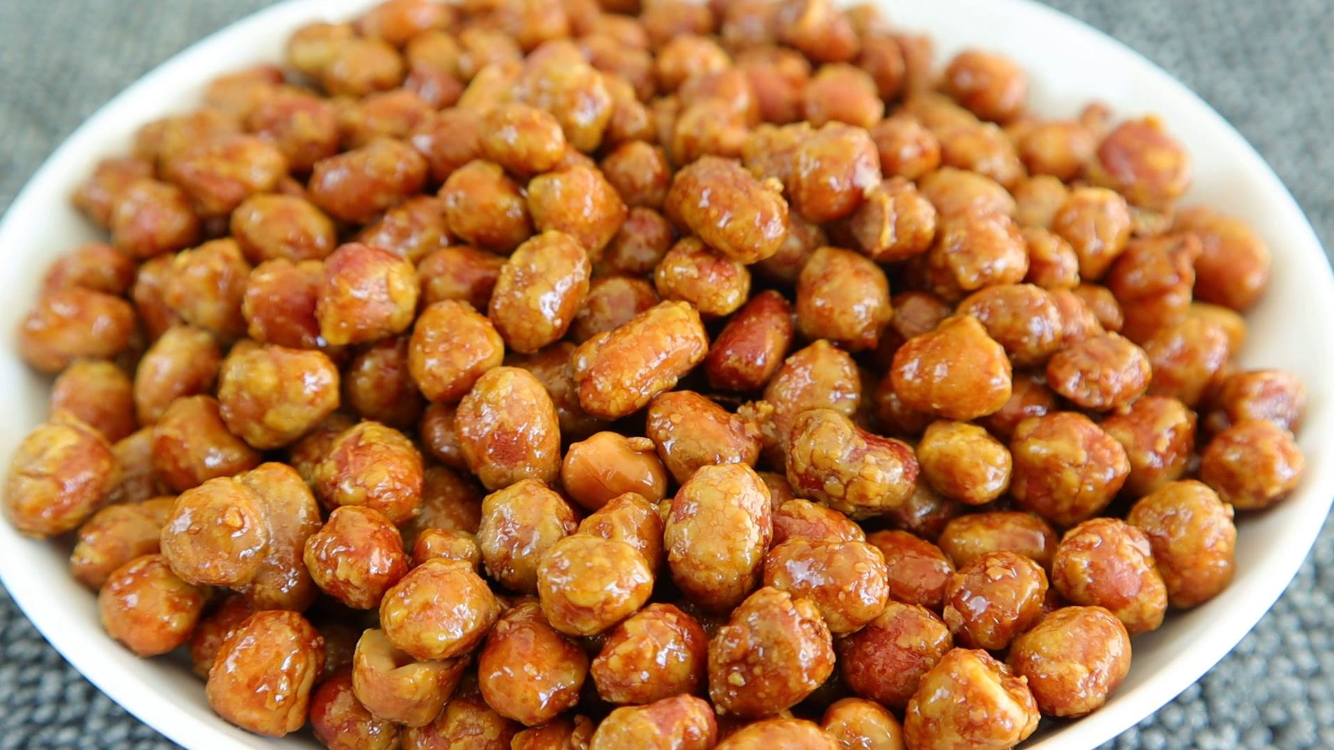 花生不油炸了，打入2個雞蛋，筷子一攪，咬一口嘎嘣脆，好吃上癮