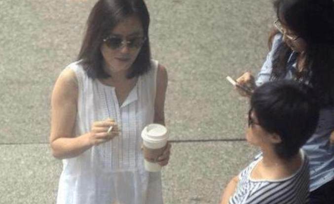 为爱退役的乒坛一姐，59枚女乒金牌的得主，二婚被宠成少女