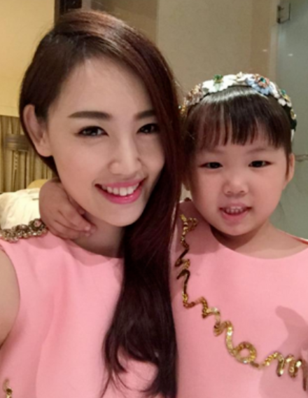 王寶強10歲女兒長大啦！ 和馬蓉同框雙腿又細又長，長相卻更像爸爸