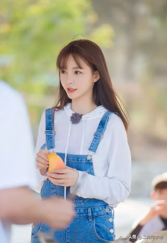 沈梦辰晒游客照，穿彩虹T恤配牛仔短裤，1米2大