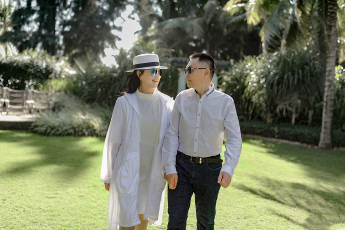 沈梦辰晒全家福，一家穿亲子装画面温馨，辰爸