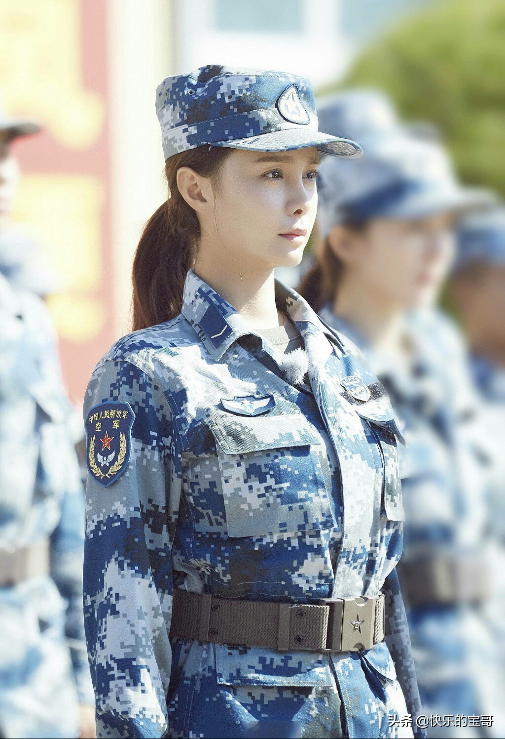 不愛紅裝愛武裝，女明星的軍裝照，哪一個是你心中的氣質女