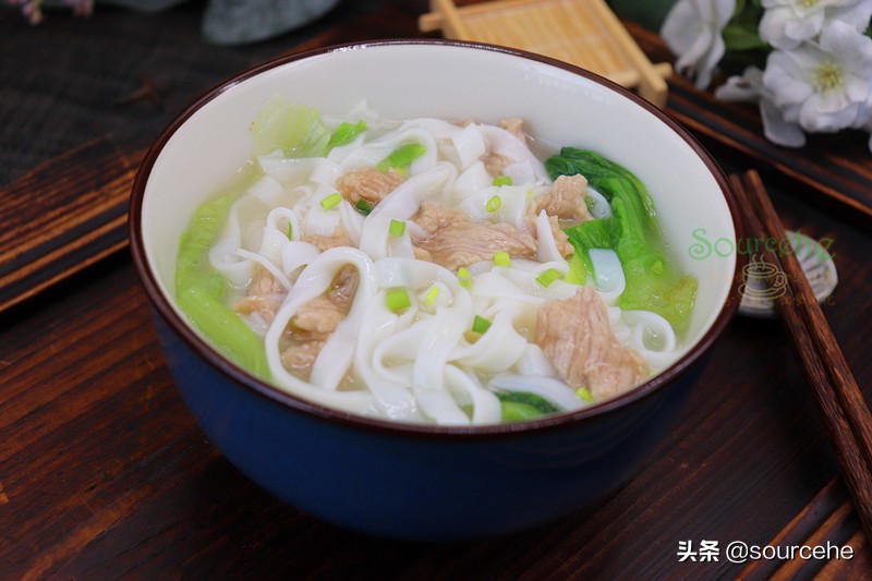 广东的沙河粉别只会炒，煮成汤粉更爽滑，连汤汁都清香味美